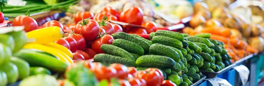 Mit LED beleuchtete Lebensmittel im Supermarkt