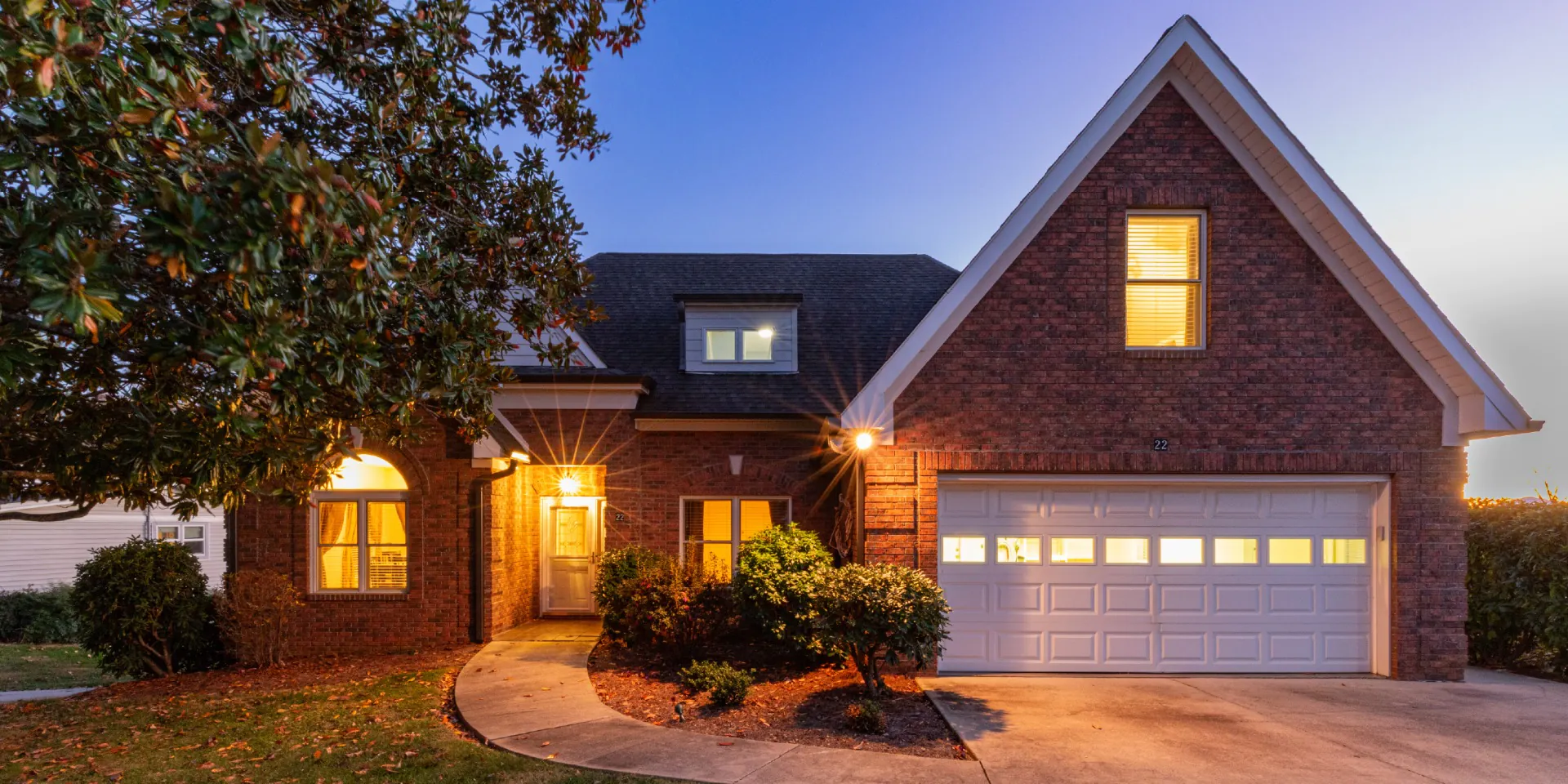 Ein beleuchtetes Haus am Abend