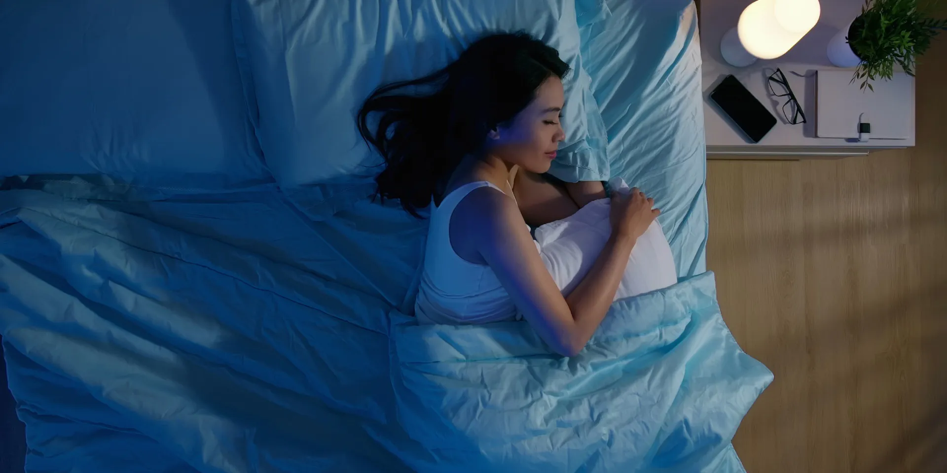 Eine Frau liegt schlafend im Bett